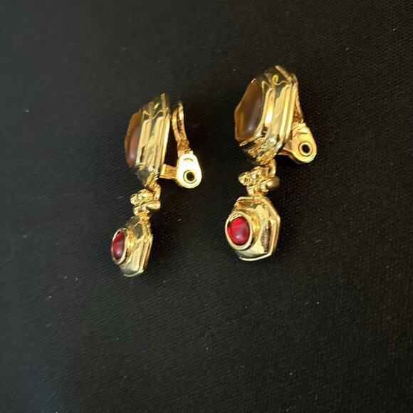 Monet Signed Frosted Amber and Red Glass Cab Gold Tone Drop Dangle Clip Earrings - Picture 5 of 8